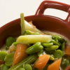 Recette de la semaine : petits légumes de saison en cassolette, jus de carotte.