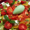 La recette de la semaine : Salade fraîcheur de tomates de saison, mozzarella, framboises et sorbet aux tomates vertes.