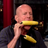 Bruce Willis dévoile deux instruments permettant de manger du maïs et boire une bière sans les mains