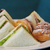 Sandwichs à prix d’or dans les grands hôtels parisiens