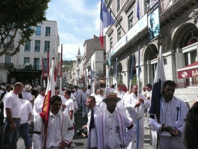 p1060538 les jouteurs en ligne pour défiler