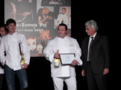 p1080035 David Moliconne recevant son prix des mains du Patron de Métro france