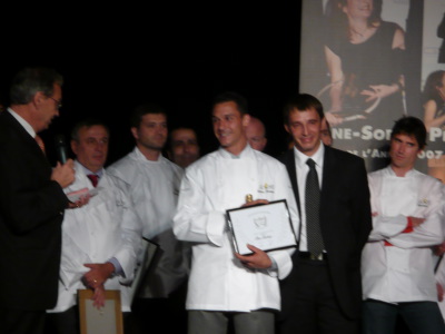 p1080041 Georges Golan faisant l'éloge de sa table en Languedoc