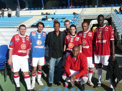 p1080341 L'équipe du Jardin des Sens entourant Jean Tigana