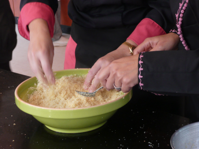 p1090284 Cuisine à quatre mains pour préparer la semoule, la cuisine du lien