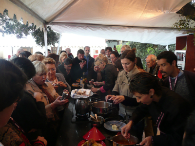 p1090288 Le public se précipita pour goûter leurs préparations