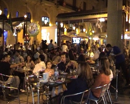 Un soir de week-end sur les terrasses en ville