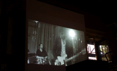 Grands écrans dans la ville devant certains clubs