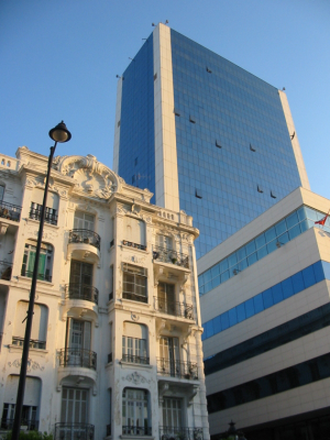 im Contraste entre modernité et tradition, le seul immeuble moderne de Tunis sur l'Avenue Bourghiba