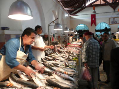 p1090582 Les étals et chacun des vendeurs sont réservés à une seule catégorie de poissons