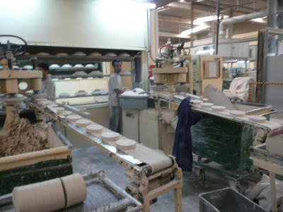 p1090598 La pâte de porcelaine est découpée en cylindre