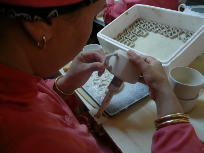 p1090604 collage des anses de tasses à la main