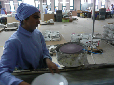 p1090618 Polissage des dessous d'assiettes pour éviter quant se superposant elle s'abîment.