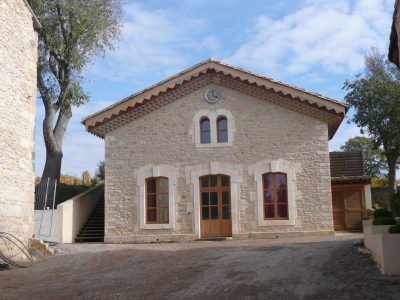 p1090685 deux suites vont être crées dans cette dépendance, dont une s'ouvrant sur les vignes à l'arrière