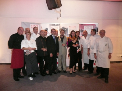 Les chefs autour des responsable du magasin Ikéa sponsors du dîner et du Président de la Croix Rouge à Montpellier