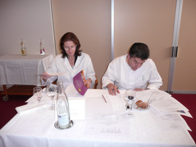 séance de dégustation pour Claude Bontou et Régis Marcon le " Président du Jury "