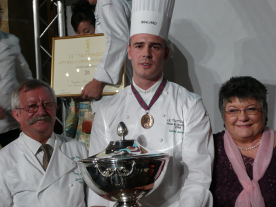 p1100715 Le vainqueur du Concours accompagné du chef responsable de la délégation Suisse et son épouse