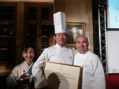 p1100717 Le candidat Japonais vainqueur du deuxième pris, son épouse en kimono traditionnel et Jacques Pourcel