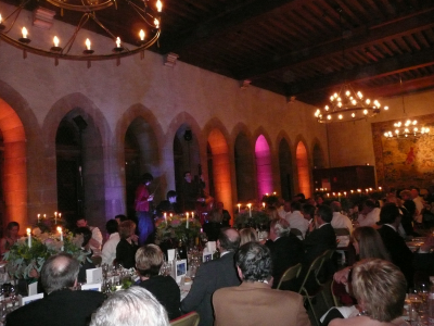 p11007241 Le dîner assis qui suivra la remise des prix, le tout bien arrosé par plusieurs des Champagnes de la Maison Taittinger