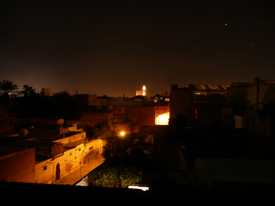 p1100928 Marrakech la nuit depuis la Terrasse des Épices
