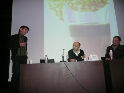 p1110049 le vigneron parle de son vin à la fin de la conférence