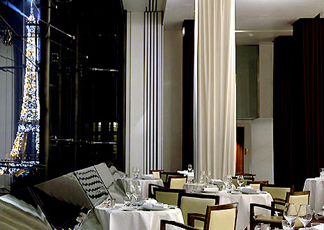 Maison Blanche designé par Imaad Rahmouni, avenue Montaigne à Paris dans le 8eme arrondissement.