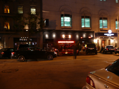 Devant Uzumu, voituriers et grosses cylindrées, ça sent l'endroit branché, avant même d'y entrer