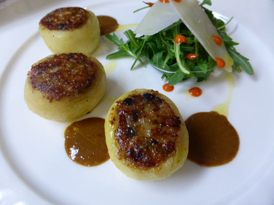 Pommes de terre farcies aux champignons et foie gras, jus de cèpes et salade de saison - Pourcel