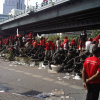 Les Chemises Rouges devant le Dusit Thani