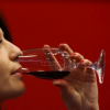 Une molécule contenue dans le vin rouge produit un effet anti-vieillisement… mais la consommation de vin rouge n’aura aucun effet